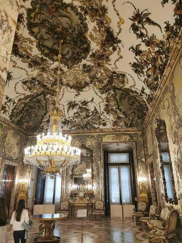 Salón De Gasparini (2025) - All You ...