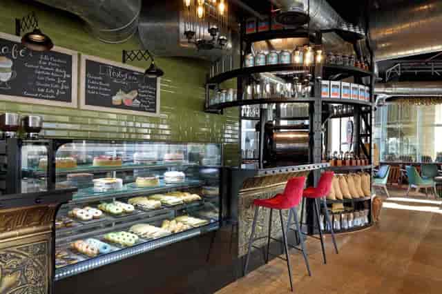 Industrial-chic hotel bar for corporate networking and themed coffee break catering events.