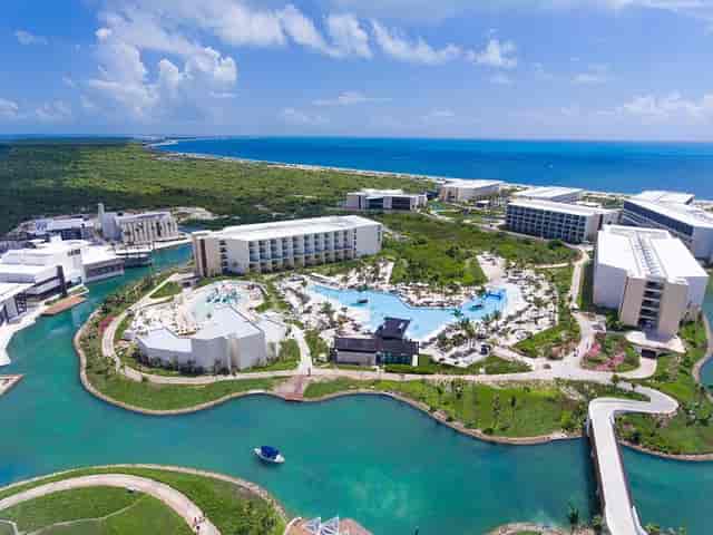 Grand Palladium Costa Mujeres resort for corporate retreats and large-scale business events.