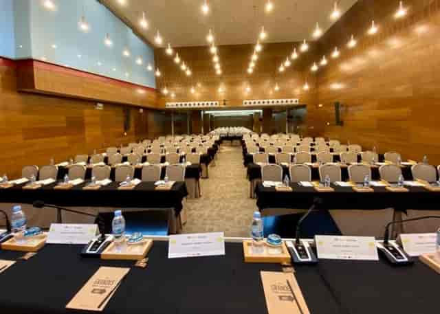 Schoolroom-style corporate conference in wood-paneled Vincci Hoteles ballroom for business events.