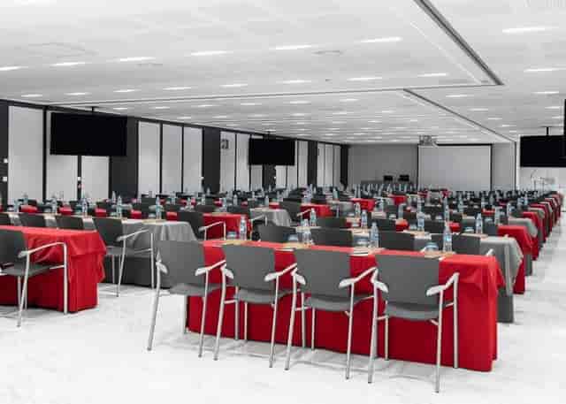 Classroom-style conference room at Vincci Hoteles with AV support for corporate events and meetings.