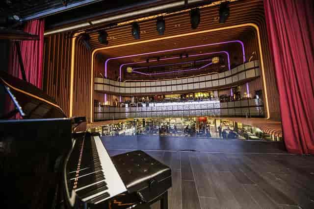 Platea Madrid theater stage with grand piano for upscale gala and keynote events.
