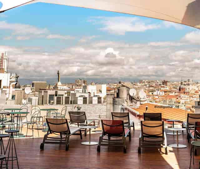Rooftop networking mixer at Hotel Indigo Madrid featuring sunset urban backdrop.