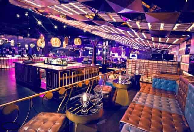Sala Panda Club main area with central bar, perfect for VIP after-party and product launch venue.