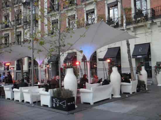 Lounge in Ramses: Modular outdoor furniture and heaters for networking reception events.