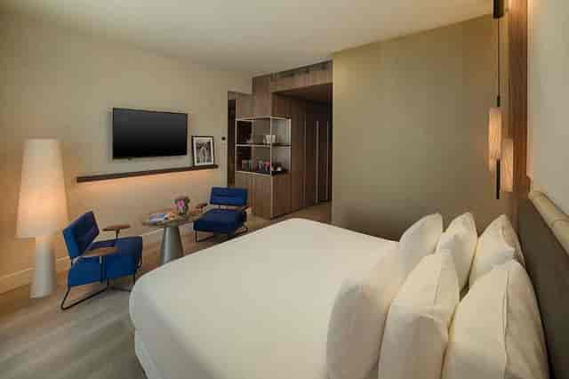 Modern NH Collection Milano CityLife executive suite for conference speaker accommodation.