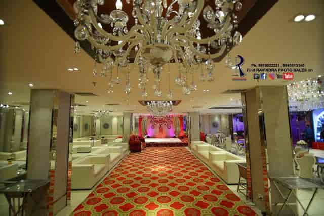 Grand Milan Lambrate banquet hall with tiered chandelier for wedding ceremonies and social galas.