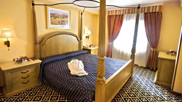 Traditional suite at Hotel Ágora Juan de Austria for corporate travel and business accommodation.