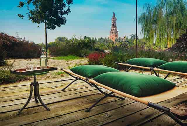 Sala Giardini minimalist lounge for high-end incentive retreats and corporate networking events.