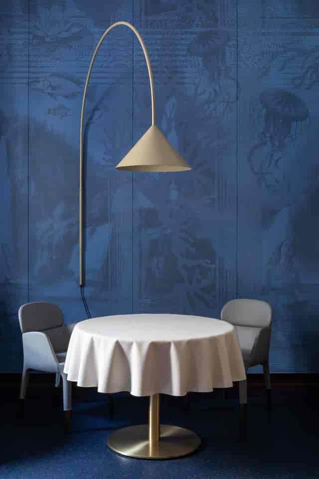 Contraste Milano dining room: moody wallpaper and minimalist lighting for luxury business meetings.