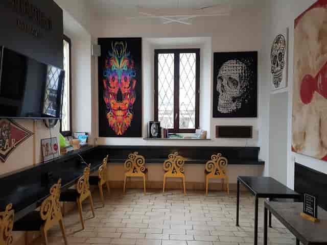 Edgy breakout room at DAZI Milano, featuring unconventional furniture for creative workshops.
