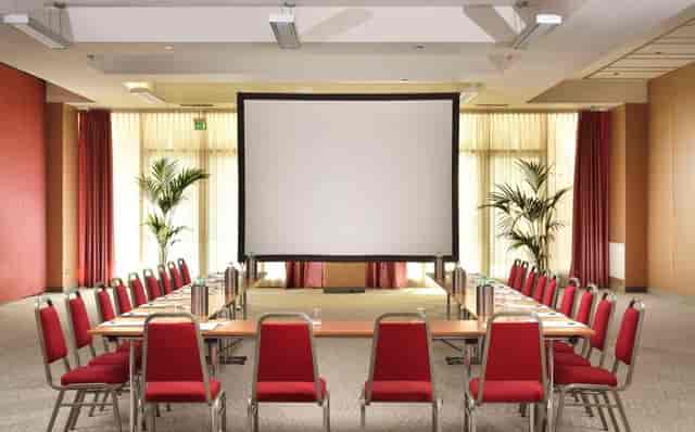 U-shape meeting room in Fiera Milano with central AV screen for corporate events and conferences.