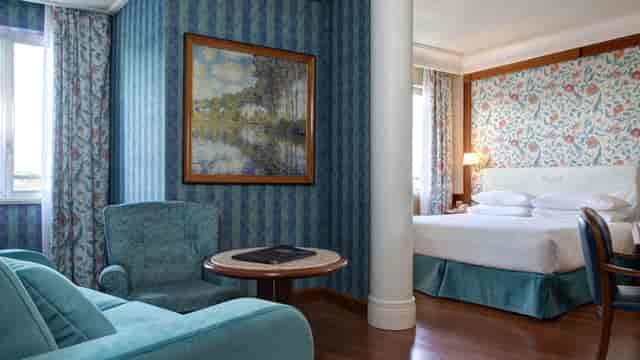 Luxury executive suite at Hotel Capitol Milano for corporate events and VIP speaker accommodation.