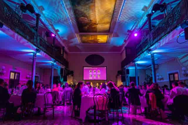 Dramatic lighting at an Enne20 gala awards dinner, professional event venue.