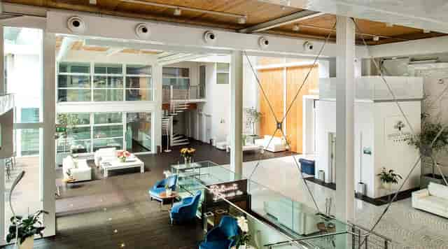 Perfumum Hall atrium in Magna Pars Event Space: modern networking lounge for corporate events.