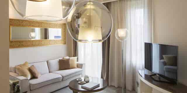 Luxury hotel suite in Duomo room for VIP speaker accommodations and executive boardroom meetings.