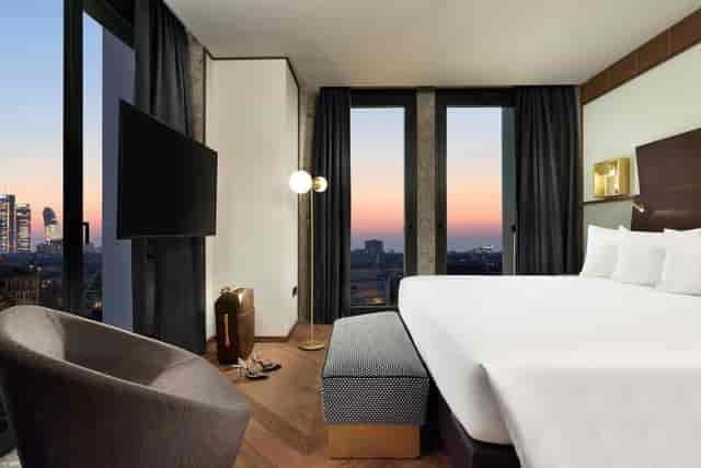 Luxury Nido Verticale suite in Milan with city views, ideal for VIP corporate events and meetings.