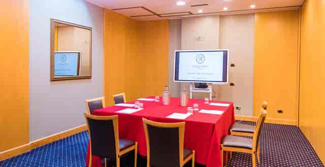 Boardroom meeting room at CityLife Hotel Poliziano with square table for corporate events.