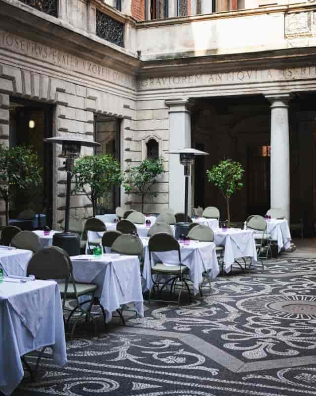 Il Salumaio di Montenapoleone courtyard: sophisticated banquet venue for corporate events.