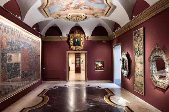 Golden Room at Poldi Pezzoli Museum: opulent gallery for exclusive corporate events and gala dinners.