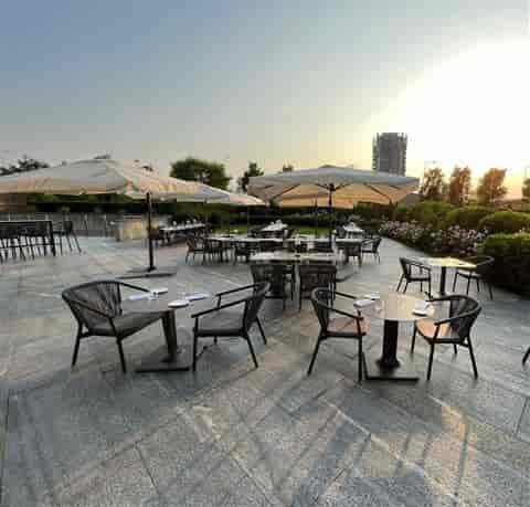 voco Milan-Fiere Space 6: Outdoor terrace with modular seating for networking events or meetings.