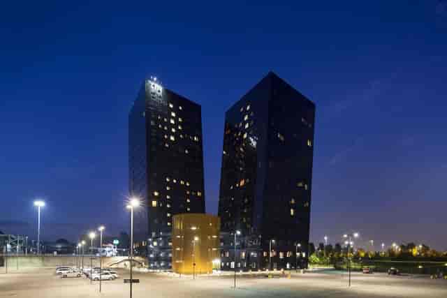 Modern NH Milano Fiera bar venue for corporate retreats and tech conferences.