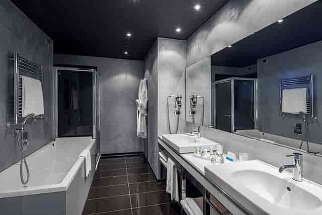 Upscale NH Milano Fiera hotel bathroom for VIP room blocks and executive incentive travel.