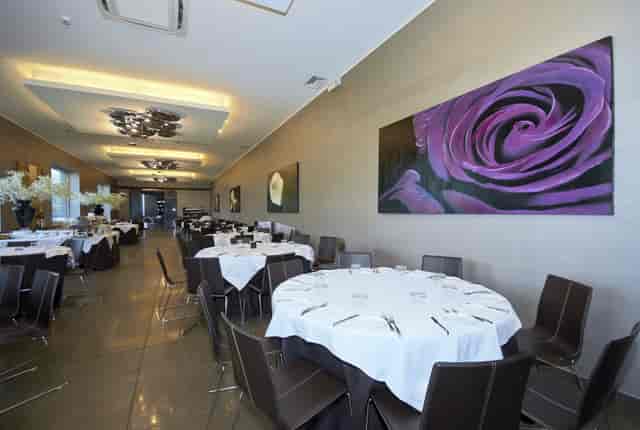 Modern banquet hall at Ristorante Visconteo, Milan, featuring contemporary floral art for events.