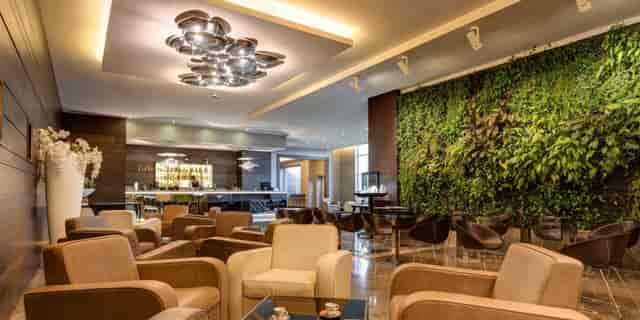Klima Hotel Milano lounge with biophilic design for networking and corporate events.