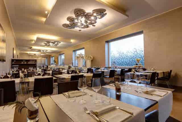 Modern banquet hall at Klima Hotel Milano for upscale corporate dinners and boardroom meetings.