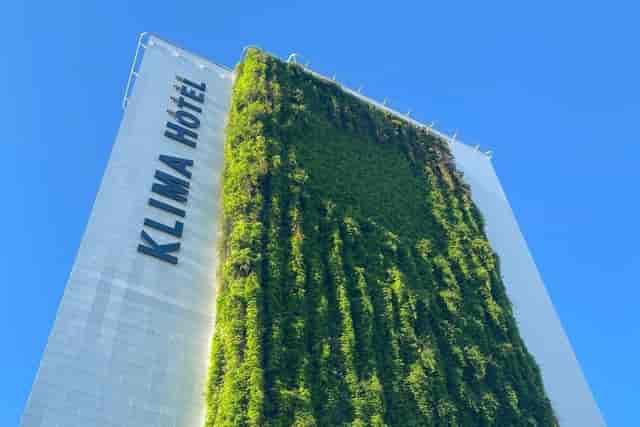 Sustainable meeting venue at Klima Hotel Milano with living wall for eco-conscious events.