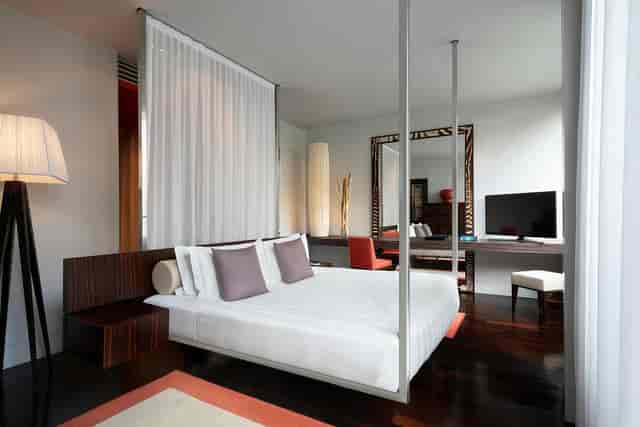 Saletta Aria executive suite with workspace for corporate site inspections and business travel.