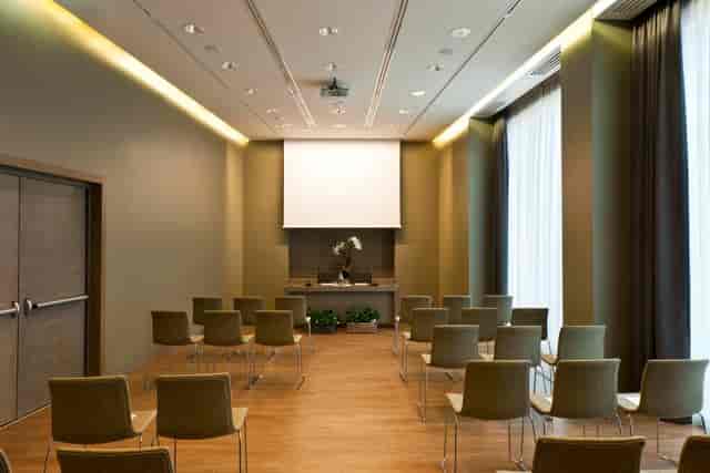 Elementi theater-style meeting room with AV tech for corporate training and presentations.