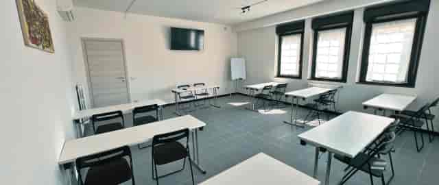 Nina Room classroom setup: flexible modular tables for professional training workshops.