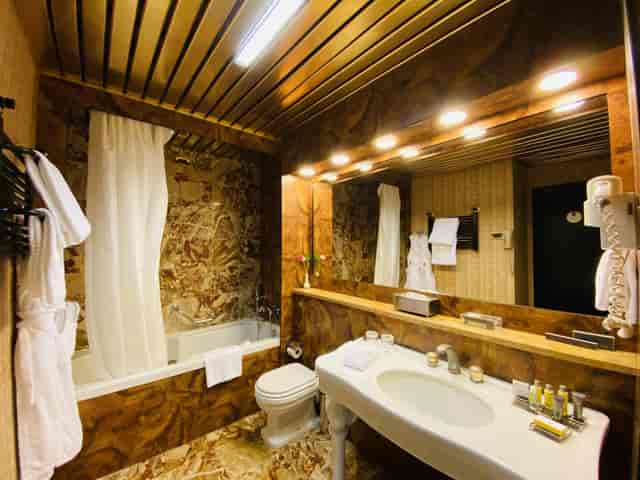 Bramante room outdated bathroom interior, Milan Marriott Hotel corporate event venue renovation.