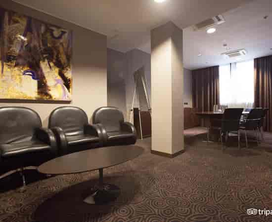 Crowne Plaza Milan City meeting room: boardroom table setup for hybrid corporate events.