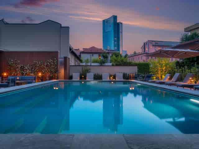 Crowne Plaza Milan City pool bar, sophisticated outdoor venue for corporate events and receptions.