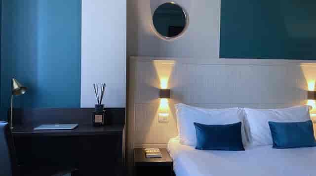 Modern hotel consultation room with dedicated workspace for corporate events and bleisure travel.