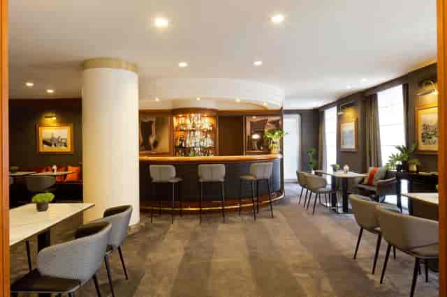Upscale Medici lounge at Starhotels Tourist for networking and cocktail events.