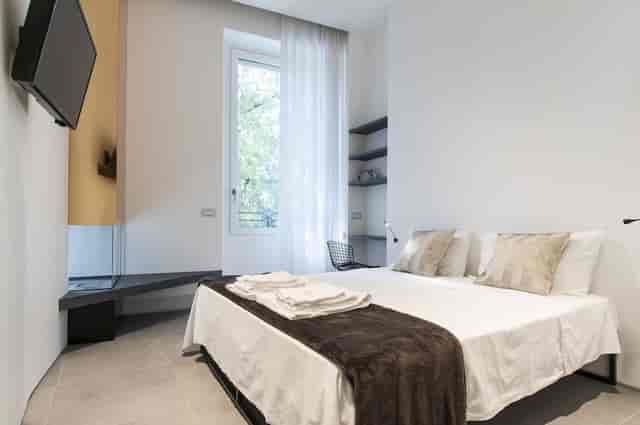 Minimalist Suite Toscanini II, Milan: modern business hotel room with dedicated workspace.