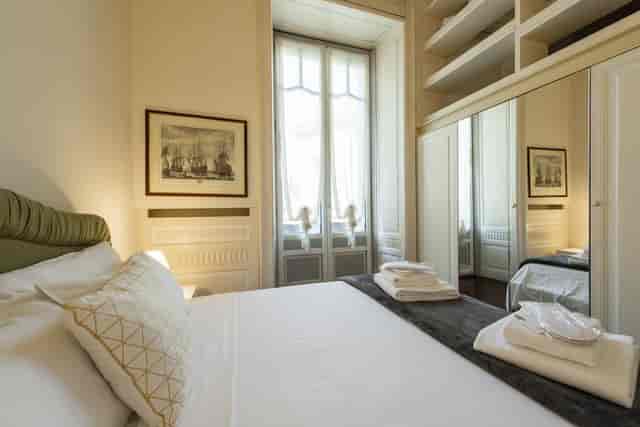 Luxury boutique hotel suite in Milan with modern bedding, perfect for VIP travel and group blocks.