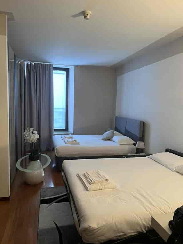Modern twin guest room in Milan Royal Suites, perfect for group bookings or event accommodation.