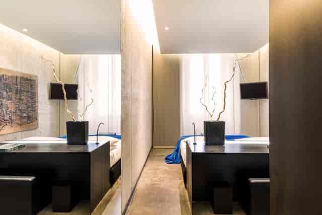 Modern hotel meeting room with mirrored layout for VIP site inspections and corporate events.