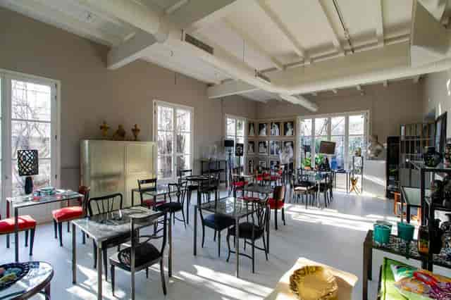 Boutique meeting space at Interni Garden House Milano with bistro seating for corporate events.