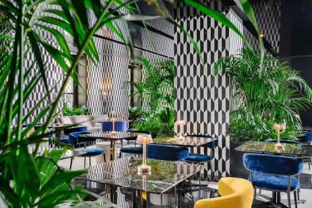 Mandarin Garden Milan: VIP meeting space with velvet decor for corporate events and receptions.