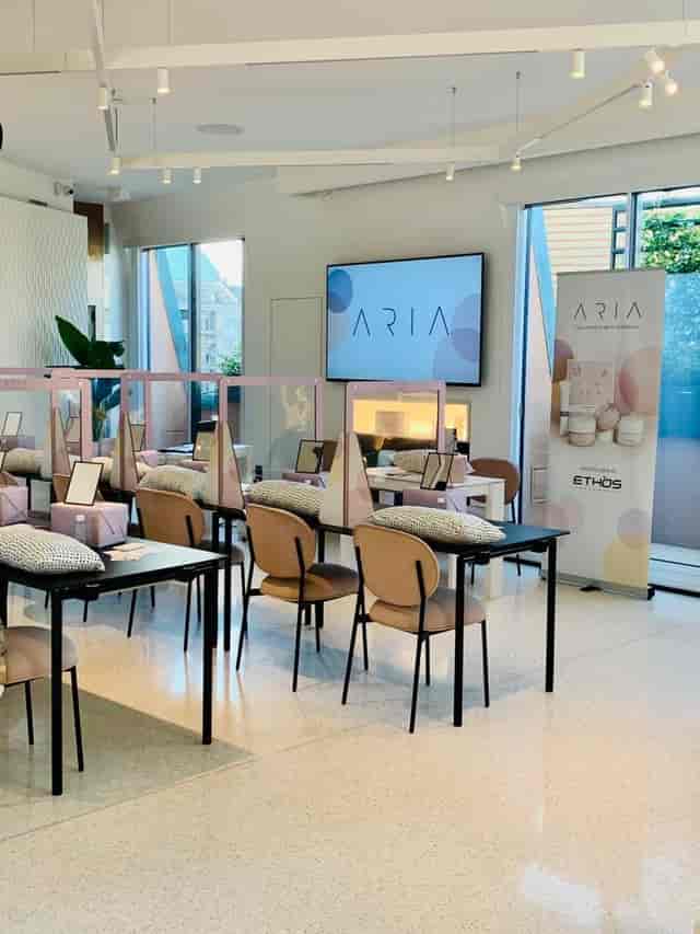 Spazio IlluMi workshop terrace with partitioned workstations for corporate training events.