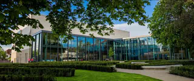Modern glass event venue in Xpost, perfect for corporate networking and social gatherings.