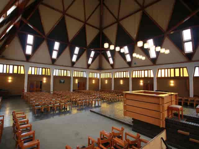 Pyramid Hall: spacious conference venue with high ceilings and inviting ambiance.