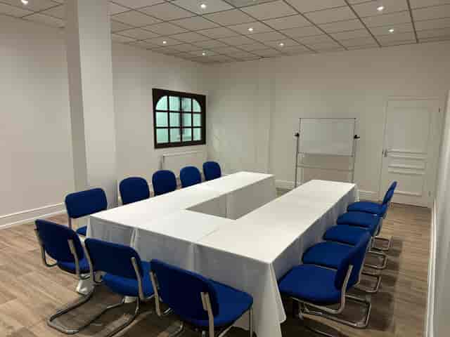 U-shaped Athena Suite workshop room, ideal for corporate meetings and professional training sessions.