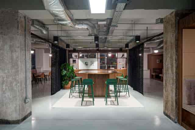 Industrial-chic meeting room for collaborative workshops and agile team huddles.